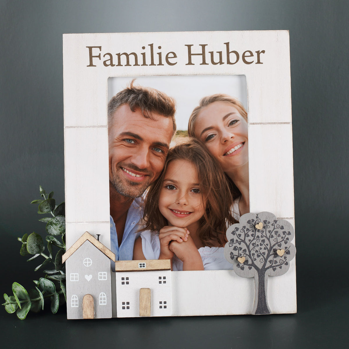 Holz Bilderrahmen mit Gravur Familie Huber und Familienfoto im Haus-und-Baum-Design