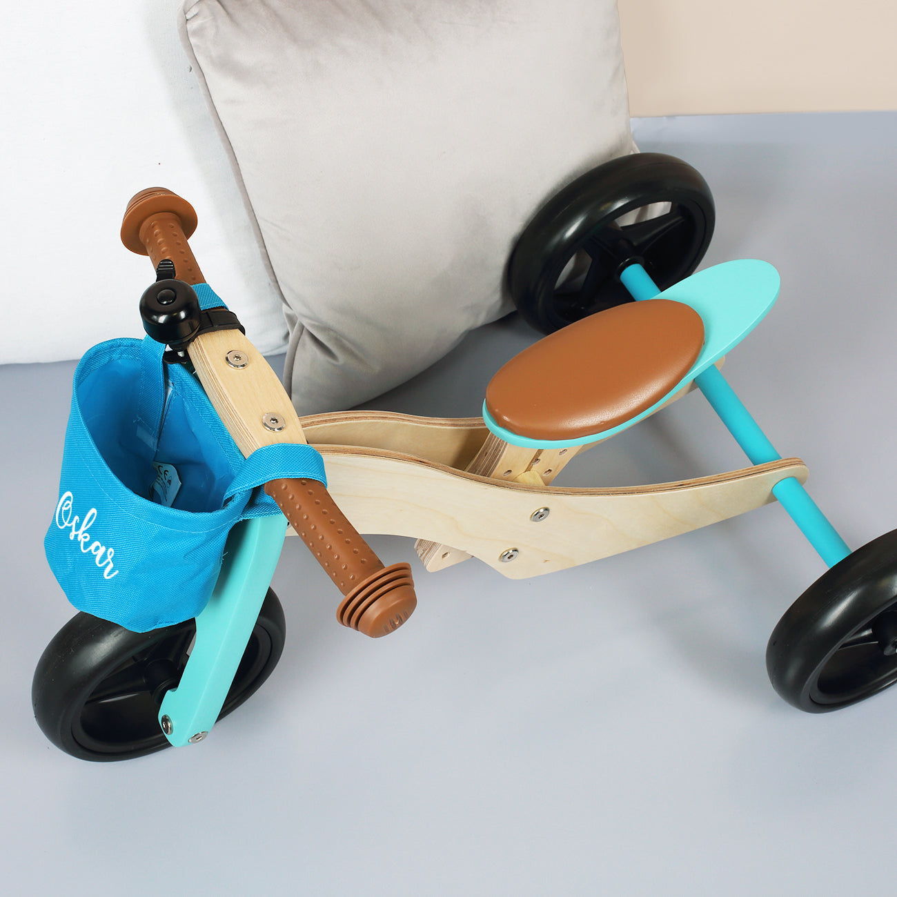 Türkises Laufrad-Trike aus Holz 2-in-1 mit Namensaufdruck