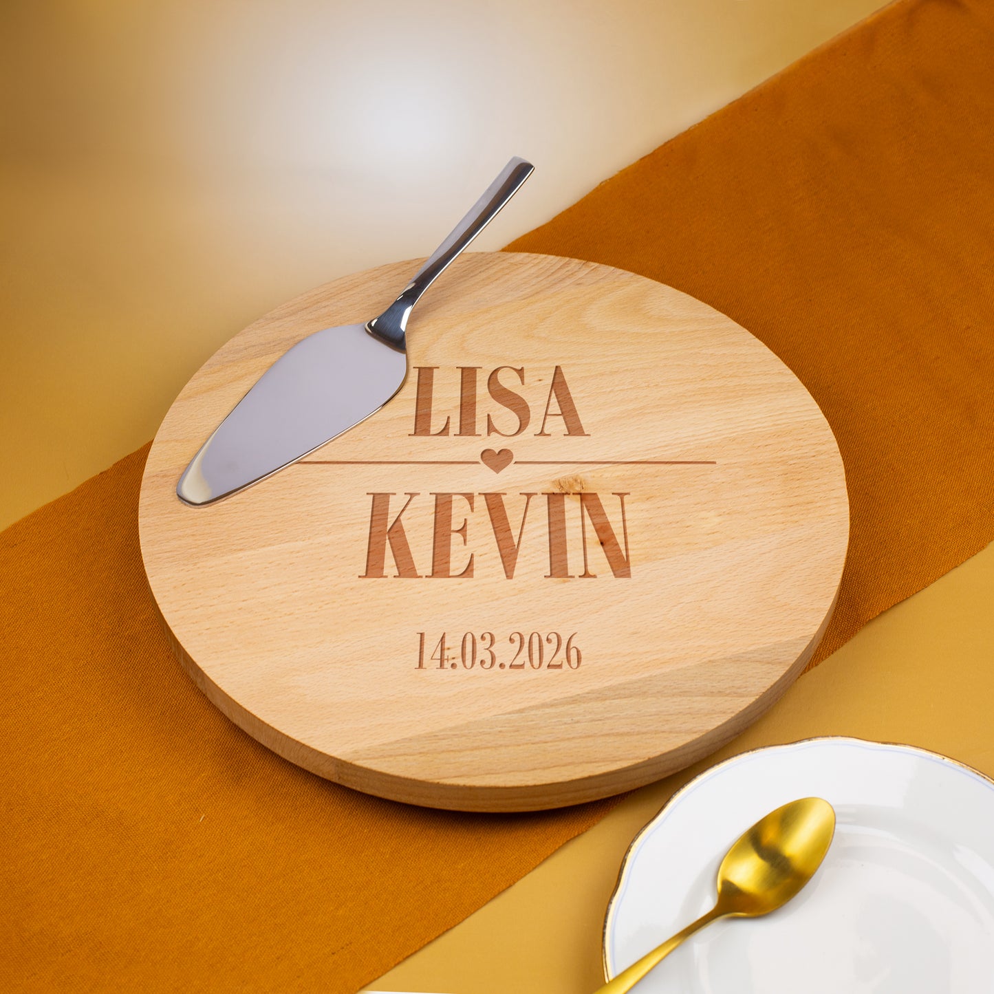 Runde drehbare Tortenplatte aus Buchenholz mit Gravur „Lisa ♥ Kevin – 14.03.2026“, dekoriert mit Kuchenheber