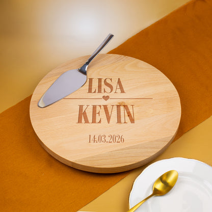 Runde drehbare Tortenplatte aus Buchenholz mit Gravur „Lisa ♥ Kevin – 14.03.2026“, dekoriert mit Kuchenheber