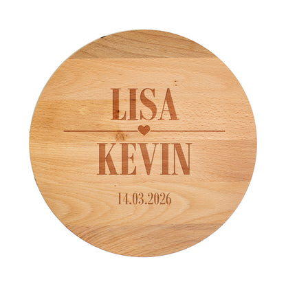 Freigestellte Tortenplatte aus Holz mit Gravur „Lisa ♥ Kevin – 14.03.2026“