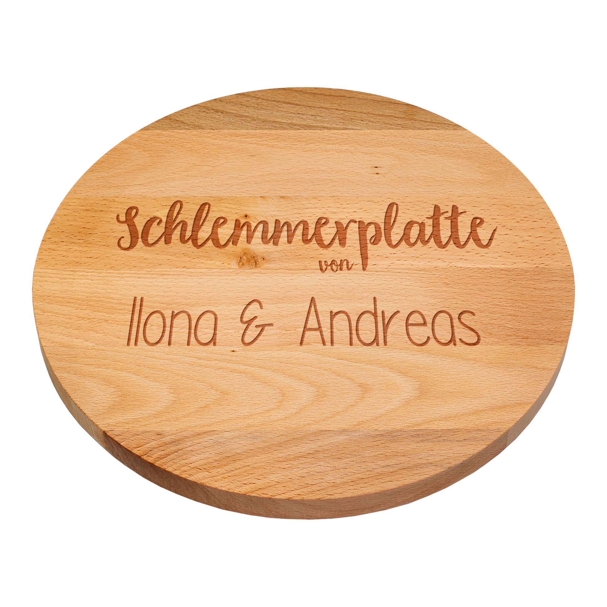 Freigestellte Servierplatte aus Holz mit Gravur „Schlemmerplatte von Ilona & Andreas“