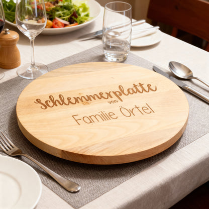 Drehbare Servierplatte auf gedecktem Esstisch mit Gravur „Schlemmerplatte von Familie Örtel“