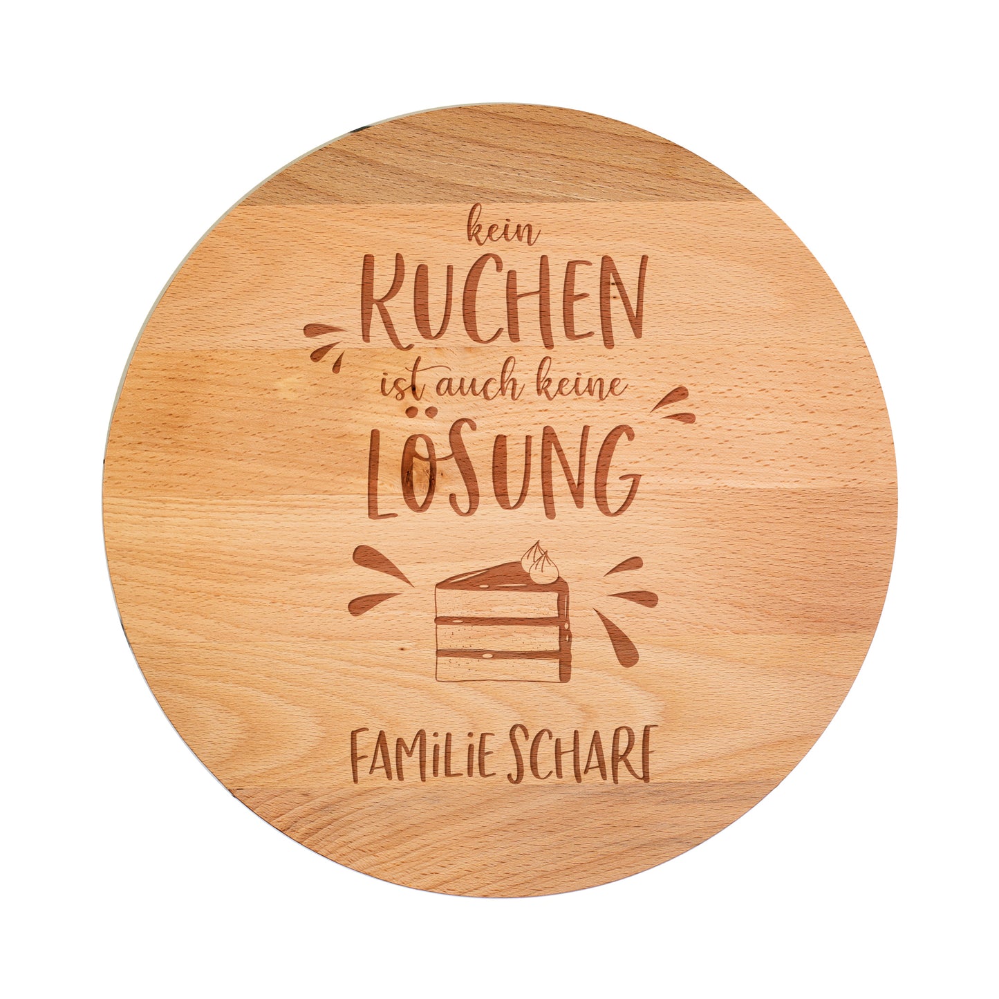 Freigestellte Holz-Tortenplatte mit personalisierter Gravur „Familie Scharf“