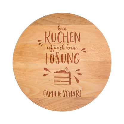 Freigestellte Holz-Tortenplatte mit personalisierter Gravur „Familie Scharf“