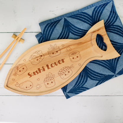 Personalisiertes Sushi-Servierbrett in Fischform aus Buchenholz mit gelasertem Sushi-Motiv