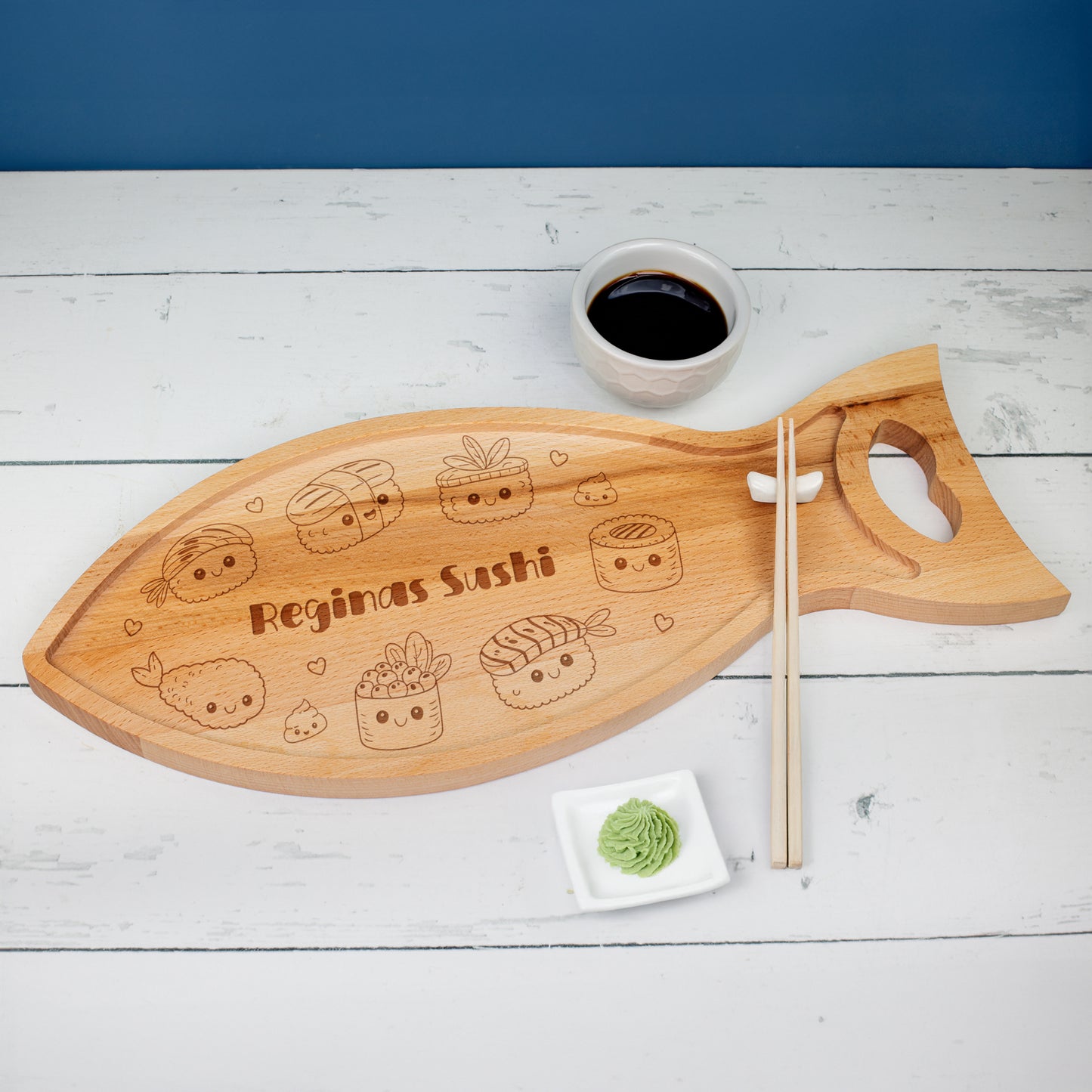 Fisch-Servierbrett aus Holz mit Sushi-Illustrationen und Name, Draufsicht