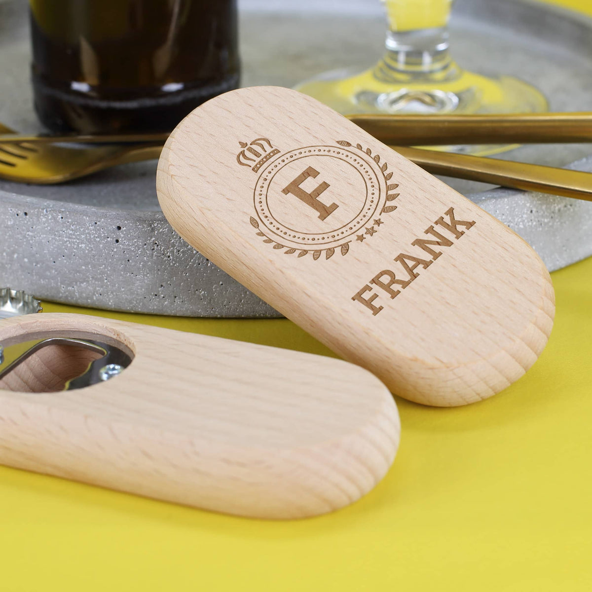 Gravierter Flaschenöffner aus Holz mit Name und Initial –