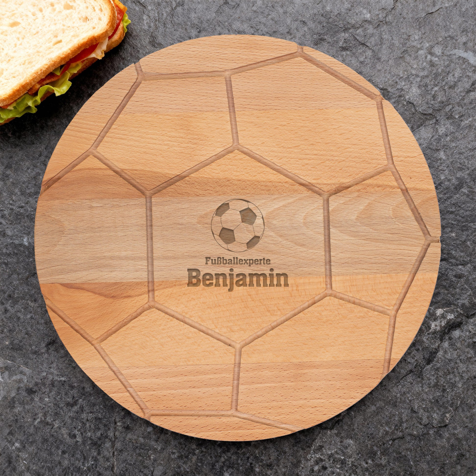 Fußball-Frühstücksbrett aus Buchenholz mit personalisierter Gravur im Zentrum