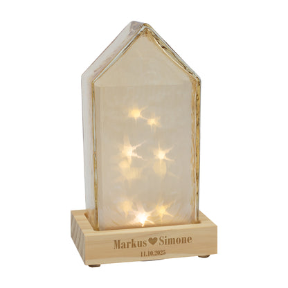 Freigestelltes Leonardo LED-Dekohaus in Amberfarbe mit personalisiertem Holzsockel und warmem Lichtschein.