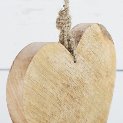 Detailansicht der Rückseite vom Holzherz mit Jutekordel zum Aufhängen