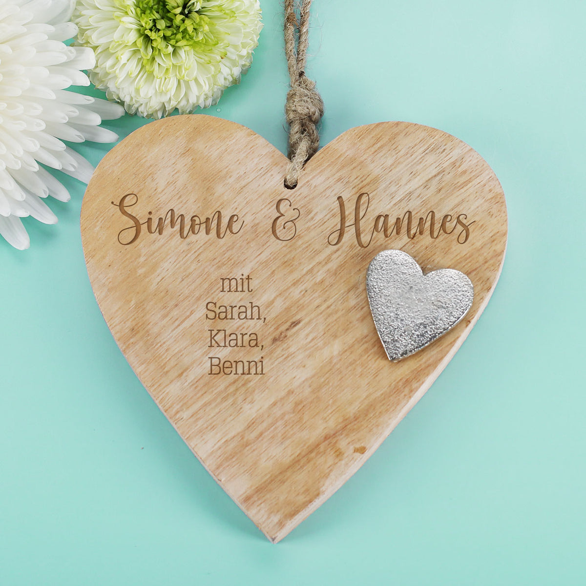 Personalisiertes Holzherz mit Namen Simone und Hannes sowie Wunschtext graviert