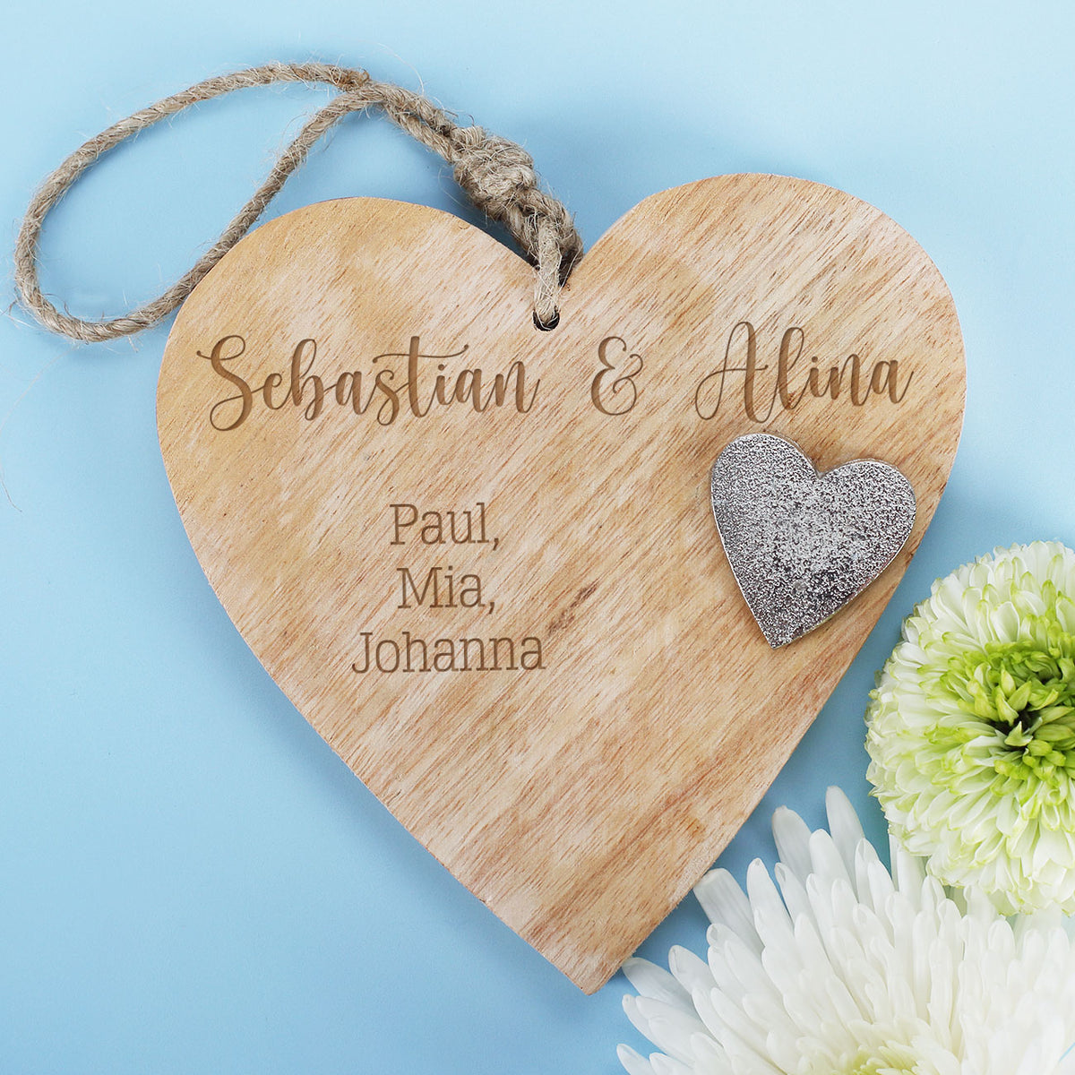 Holzherz mit Namen Sebastian und Alina sowie Kindernamen als personalisiertes Familiengeschenk
