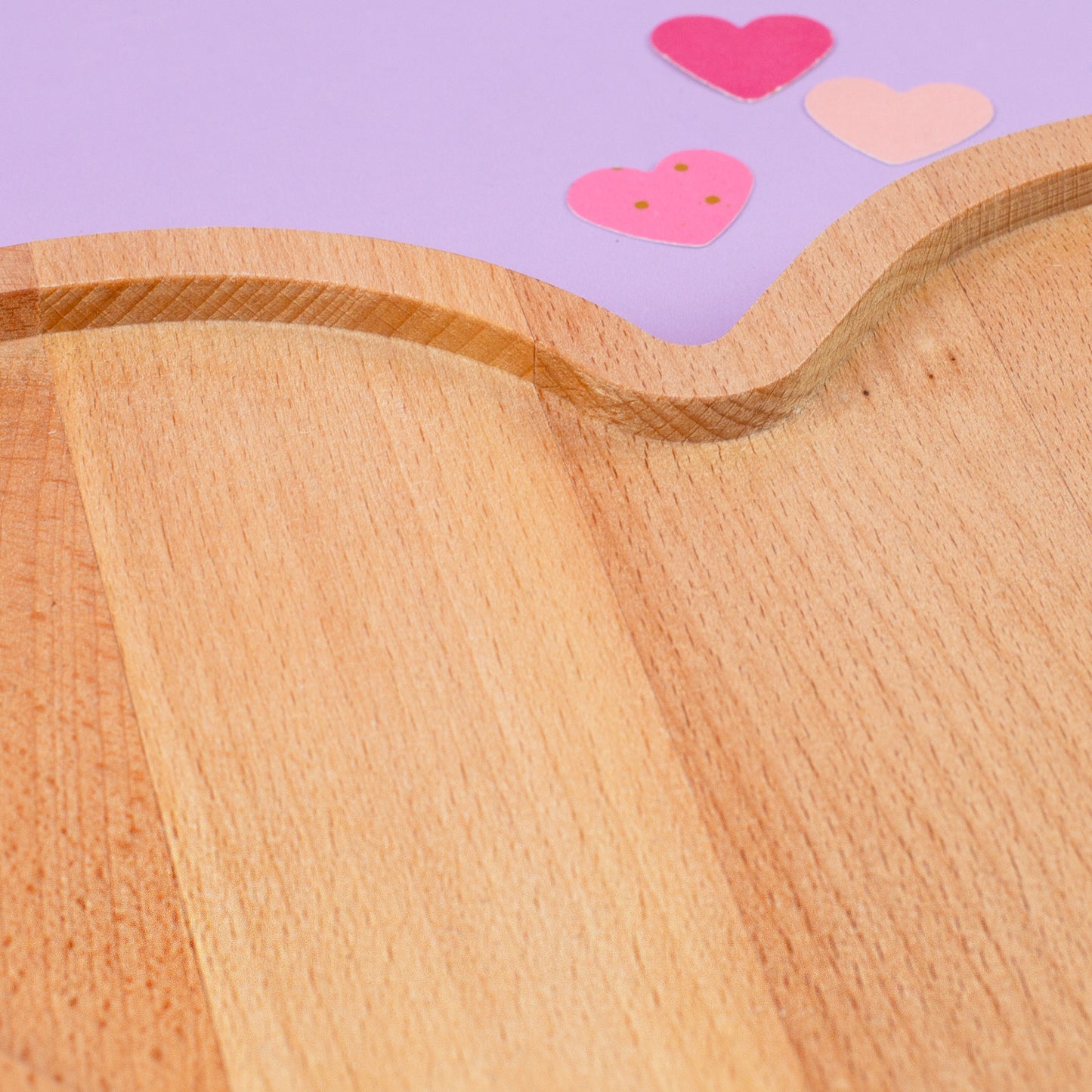Detailansicht der Brettkante vom Herz-Frühstücksbrettchen aus Holz mit sichtbarer Stärke und Maserung