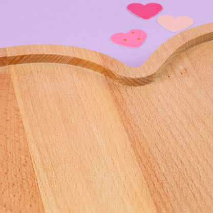 Detailansicht der Brettkante vom Herz-Frühstücksbrettchen aus Holz mit sichtbarer Stärke und Maserung