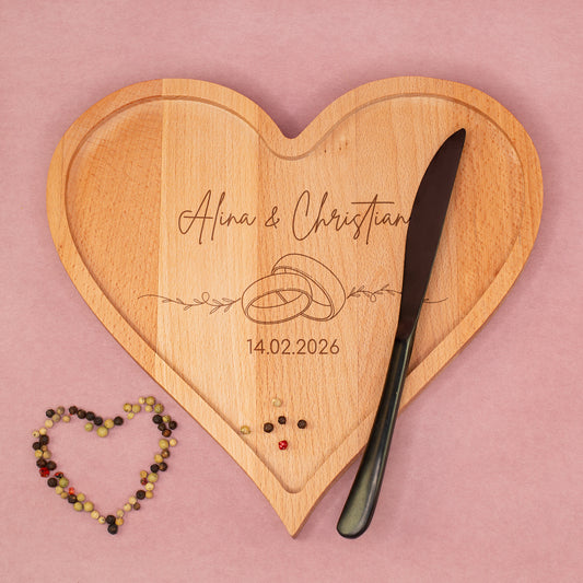 Herzförmiges Servierbrett aus Holz zur Hochzeit – Draufsicht mit Gravur aus zwei Namen, Datum und Ringmotiv