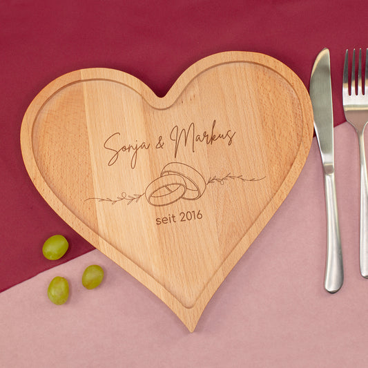 Personalisiertes Holz-Servierbrett in Herzform – Hochzeitsgeschenk mit eingravierten Namen und Datum