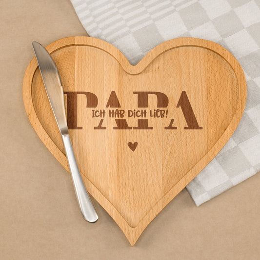 Holz Servierbrett in Herzform mit Gravur Papa ich hab dich lieb und Messer auf dem Brett