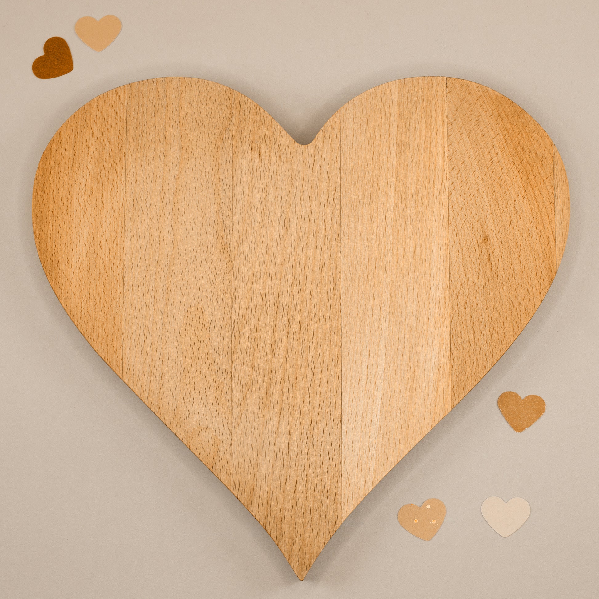 Rückseite des Herz Holzbrettchens aus gedämpftem Buchenholz ohne Gravur