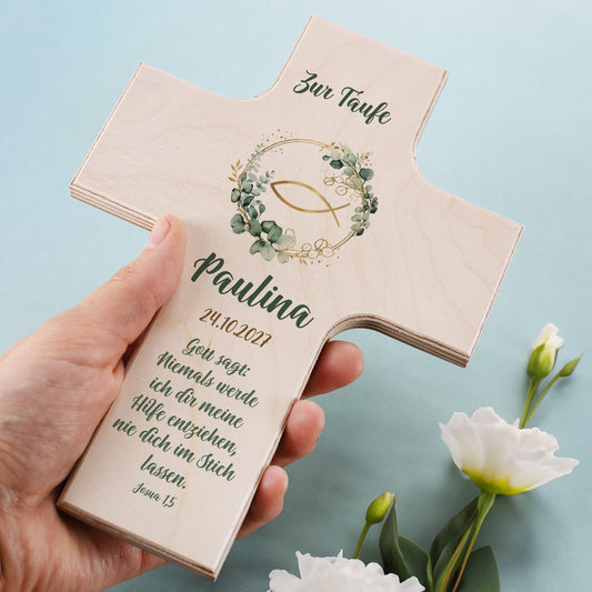 Personalisiertes Holzkreuz zur Taufe mit Ichthys-Fisch, Eukalyptuskranz, Name und Datum – dekoratives Erinnerungsstück aus naturbelassenem Holz