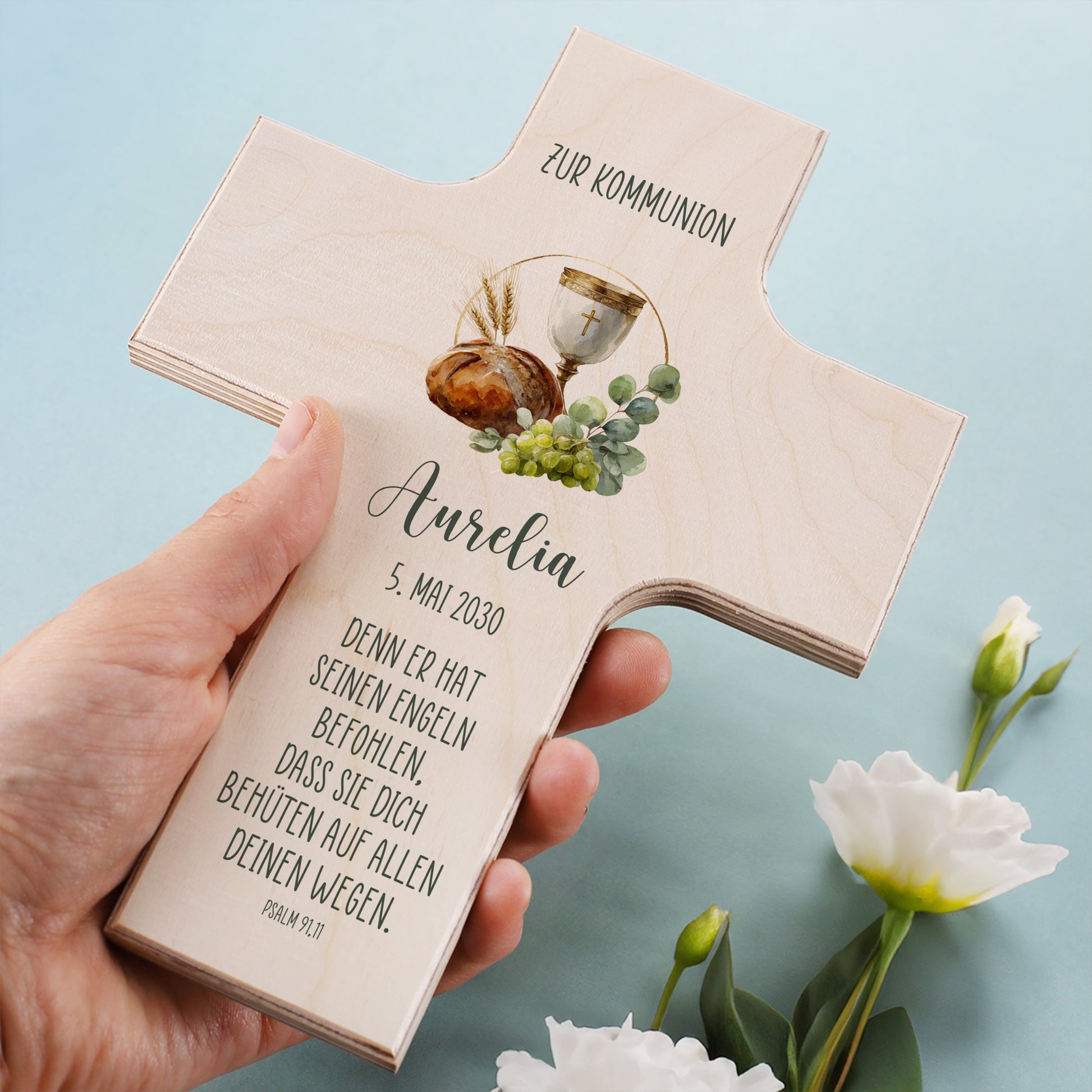 Personalisiertes Holzkreuz zur Kommunion mit Name und Datum, Kelch-Motiv auf Ahornholz