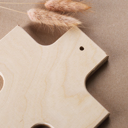 Rückseite eines schlichten Holzkreuzes aus Ahornholz ohne Aufdruck, naturbelassen, hochwertige Verarbeitung