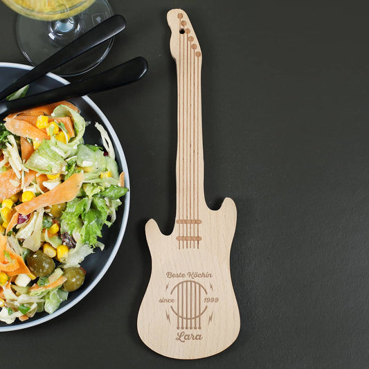 Salatlöffel in E-Gitarren Form mit Name, Jahr und kurzem Wunschtext graviert