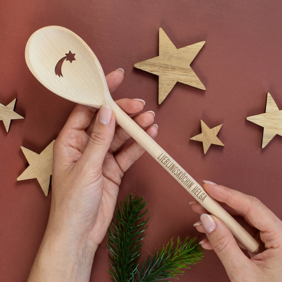Personalisierter Kochlöffel aus Buchenholz mit Gravur Lieblingsköchin Helga und Sternschnuppen-Ausschnitt als Weihnachtsgeschenk