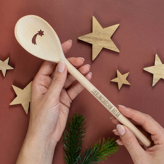Personalisierter Kochlöffel aus Buchenholz mit Gravur Lieblingsköchin Helga und Sternschnuppen-Ausschnitt als Weihnachtsgeschenk