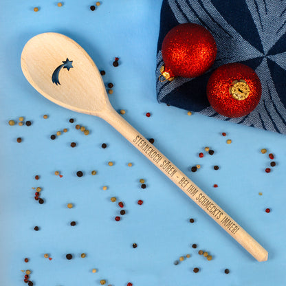 Kochlöffel aus Buchenholz mit Sternschnuppen-Motiv und Gravur Sternekoch Sören – bei ihm schmeckts immer