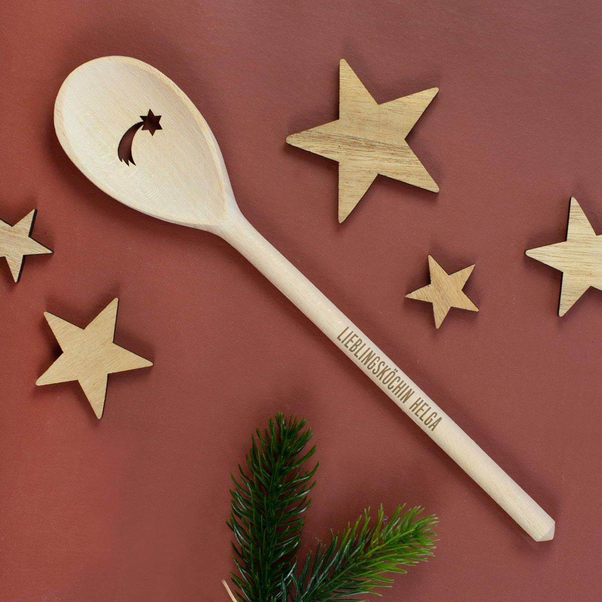 Personalisierter Weihnachts-Kochlöffel mit Gravur Lieblingsköchin Helga zwischen Holzsternen und Tannenzweig
