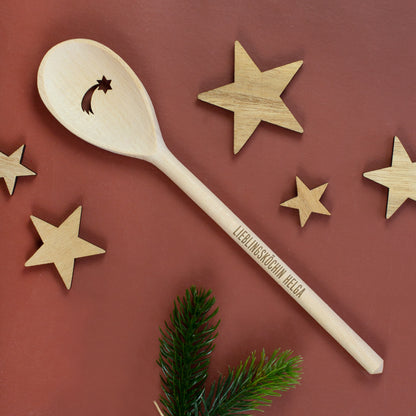 Personalisierter Weihnachts-Kochlöffel mit Gravur Lieblingsköchin Helga zwischen Holzsternen und Tannenzweig