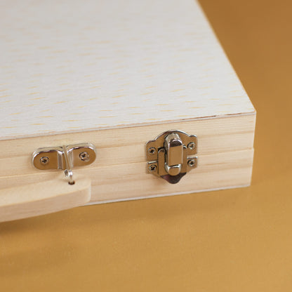 Detailaufnahme vom Malkoffer aus Holz mit Metallverschluss und natürlicher Holzstruktur