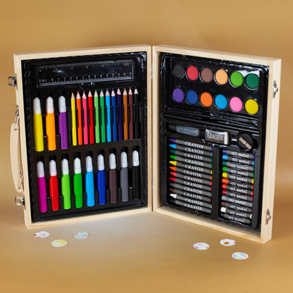 Innenansicht Malkoffer gefüllt mit Stiften, Farben, Kreiden und Zubehör