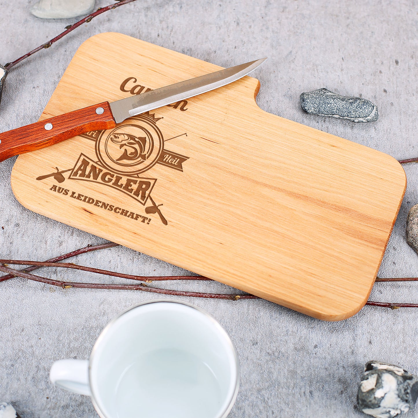 Personalisiertes Frühstücksbrettchen mit Anglermotiv & Name | Holzbrettchen mit Messer für Angler