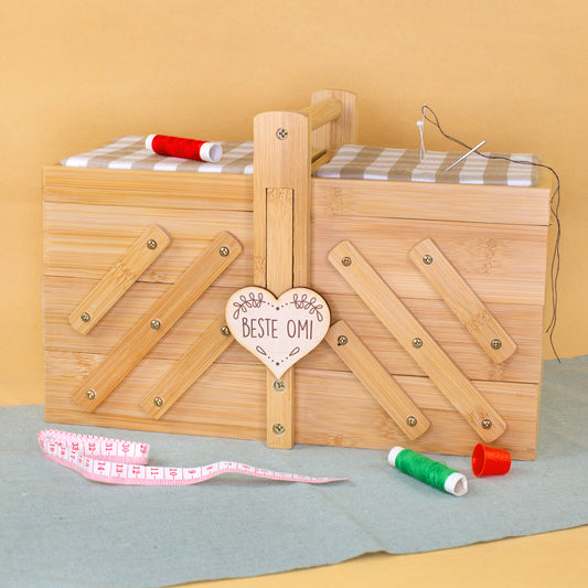 Nähkästchen aus Bambus mit Gravur Beste Omi, Maßband, Garnrollen und Nadelkissen als Geschenk für Näherinnen