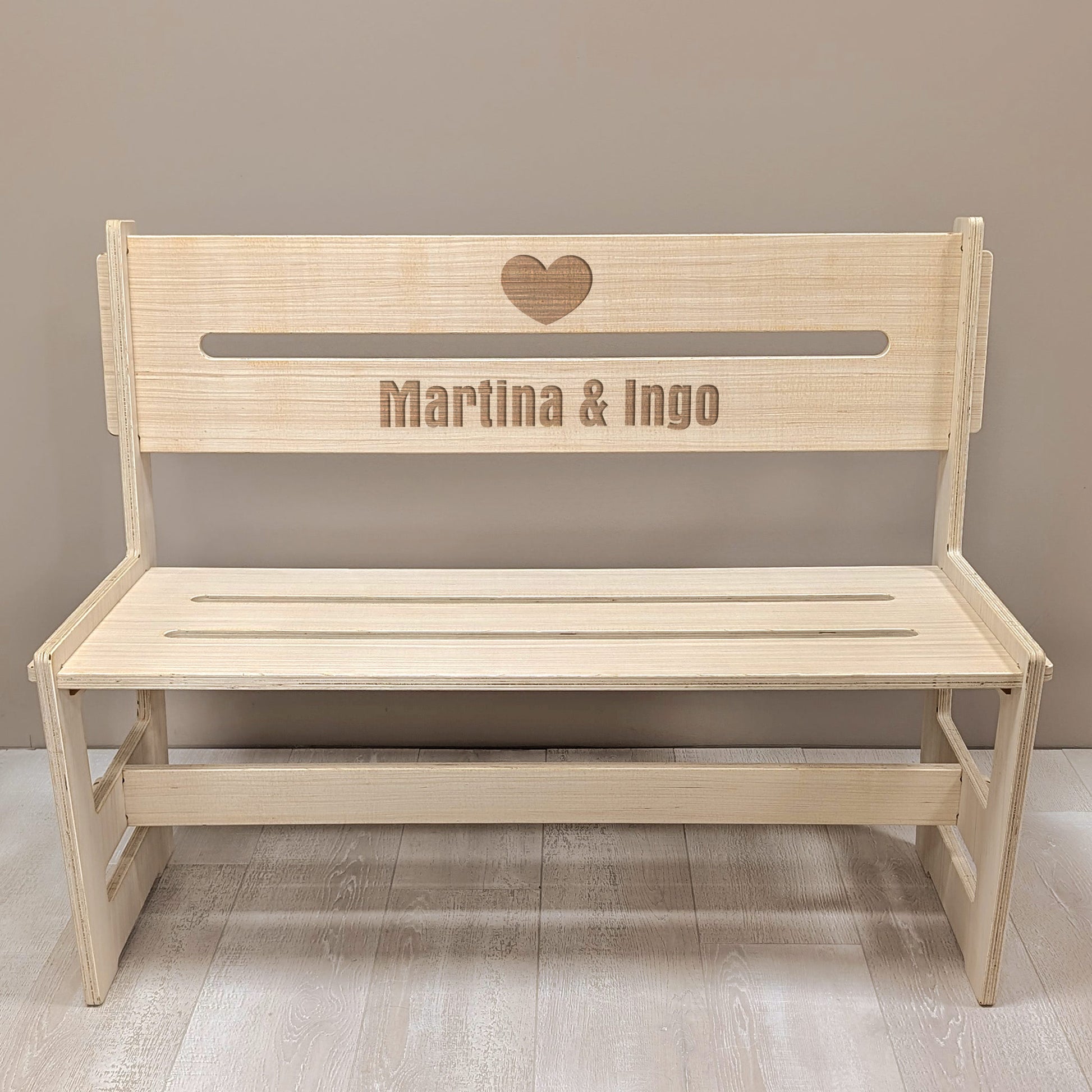 Holzbank mit Gravur „Martina & Ingo“ und Herzsymbol auf der Rückenlehne – ideal als Hochzeitsgeschenk oder für Paare