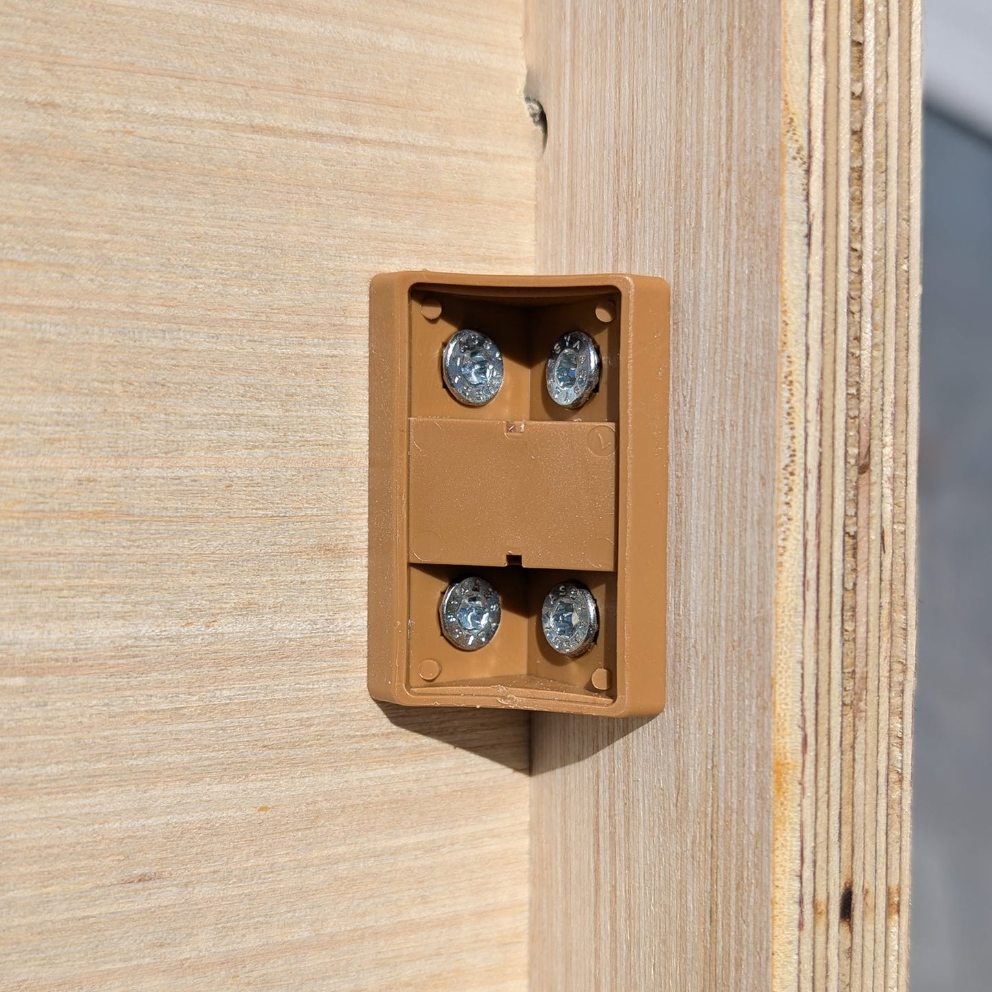 Nahaufnahme eines verschraubten Kunststoffelements an der Innenseite der Bank – Teil des Montagesystems