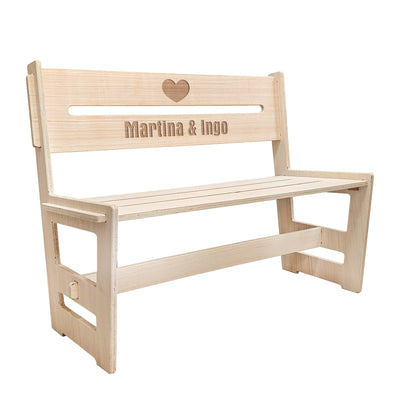 Freigestelltes Produktbild der Holzbank mit Herzgravur und Namen „Martina & Ingo“ – personalisierbares Sitzmöbel aus hellem Holz