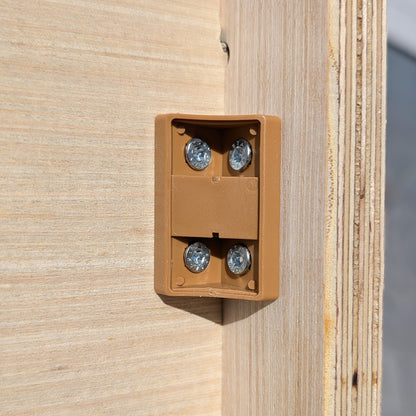 Nahaufnahme eines braunen Magnetverschlusses mit vier Schrauben an der Innenseite der Holzbank zur stabilen Fixierung