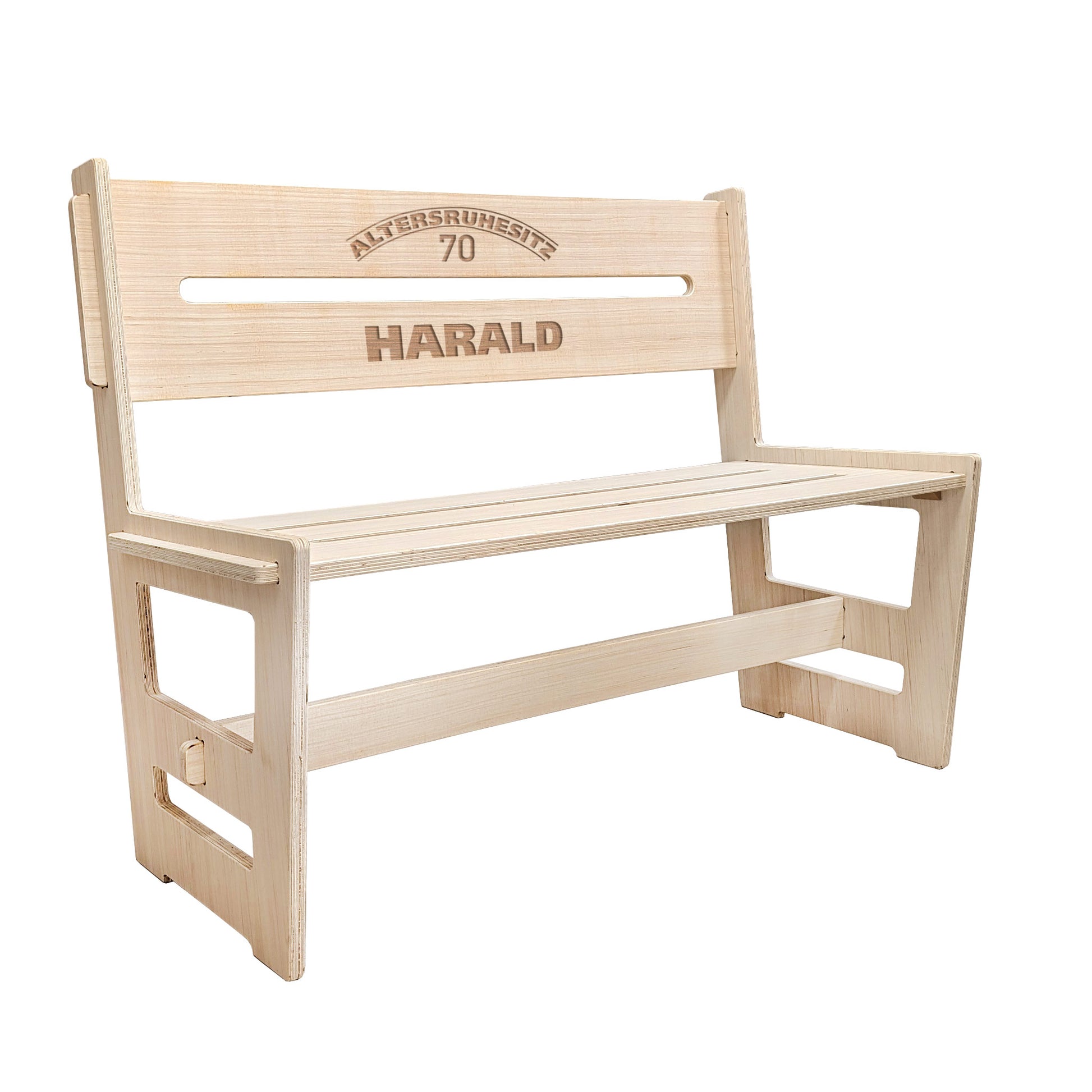 Personalisierte Holzbank mit Gravur "Altersruhesitz 70" und Name "HARALD" auf weißem Hintergrund