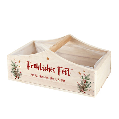 Holz-Geschenkkorb mit Winterbouquet-Motiv und rotem Schriftzug „Fröhliches Fest“, personalisiert mit mehreren Namen, frontal fotografiert.
