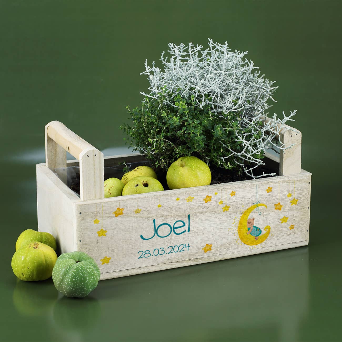 Holzkorb mit 2 Griffen zur Geburt mit Wunschname und Daum
