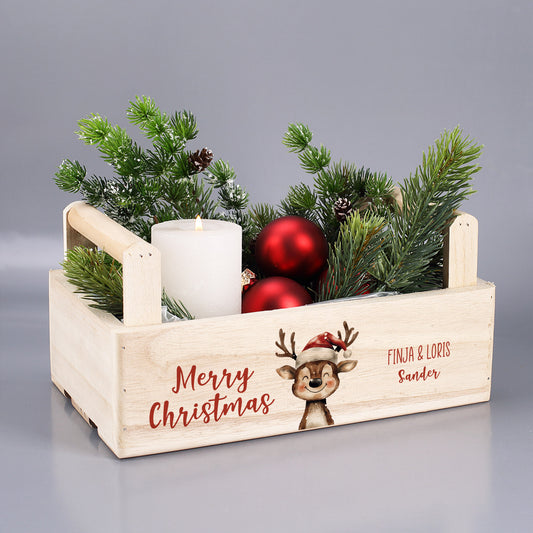 Dekorierte Weihnachts-Pflanzkiste aus Holz mit Rentier, Tannengrün und Kerze, personalisiert mit zwei Namen