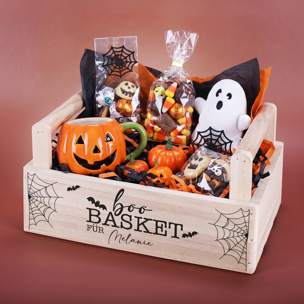 Personalisierter Halloween Boo Basket aus Holz mit Name gefüllt mit Süßigkeiten und Halloween Geschenken