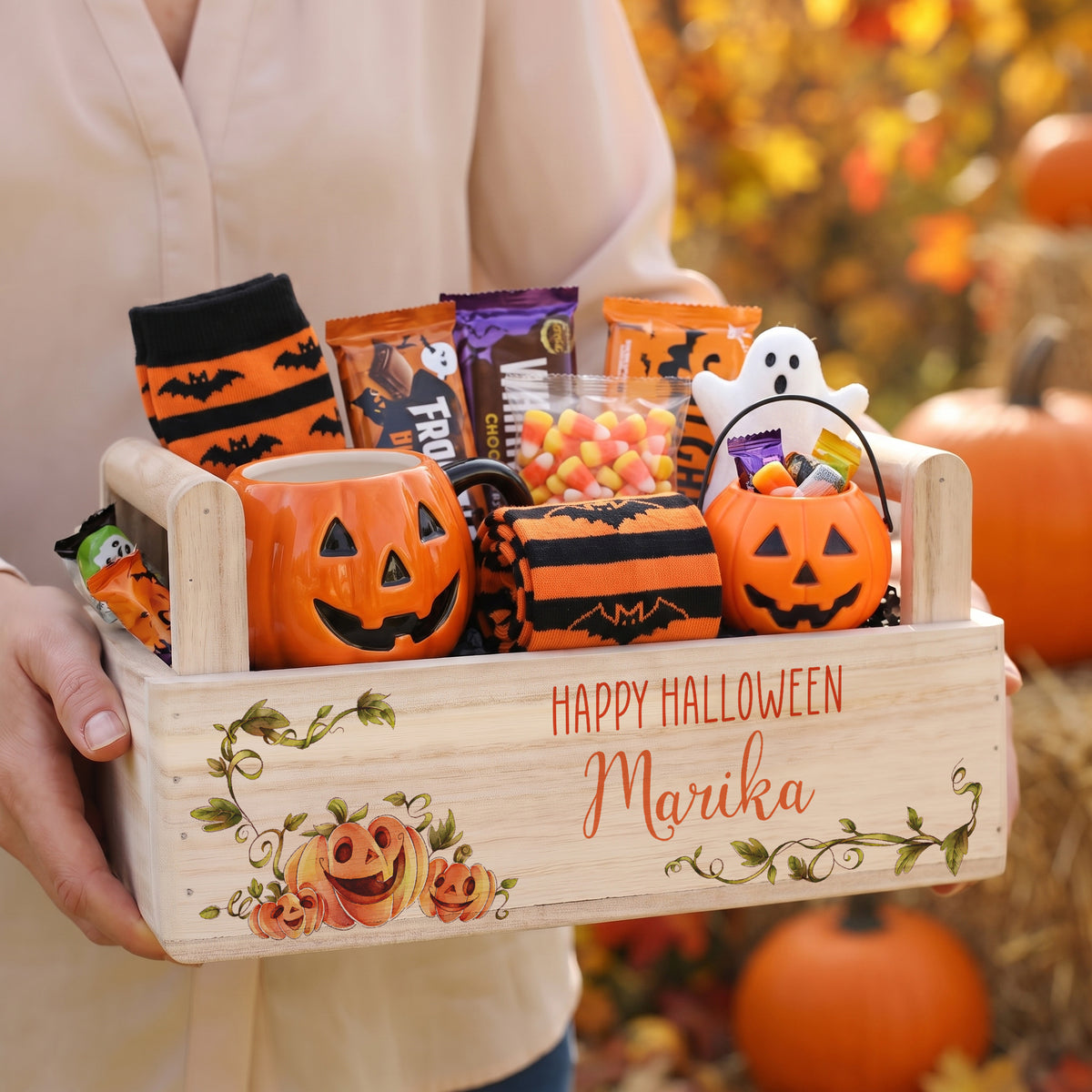 Personalisierter Halloween Geschenkkorb aus Holz mit Name und Kürbis Motiv gefüllt mit Süßigkeiten und Geschenken