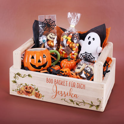 Halloween Boo Basket aus Holz mit Wunschtext und Kürbis Motiv als gefüllter Geschenkkorb