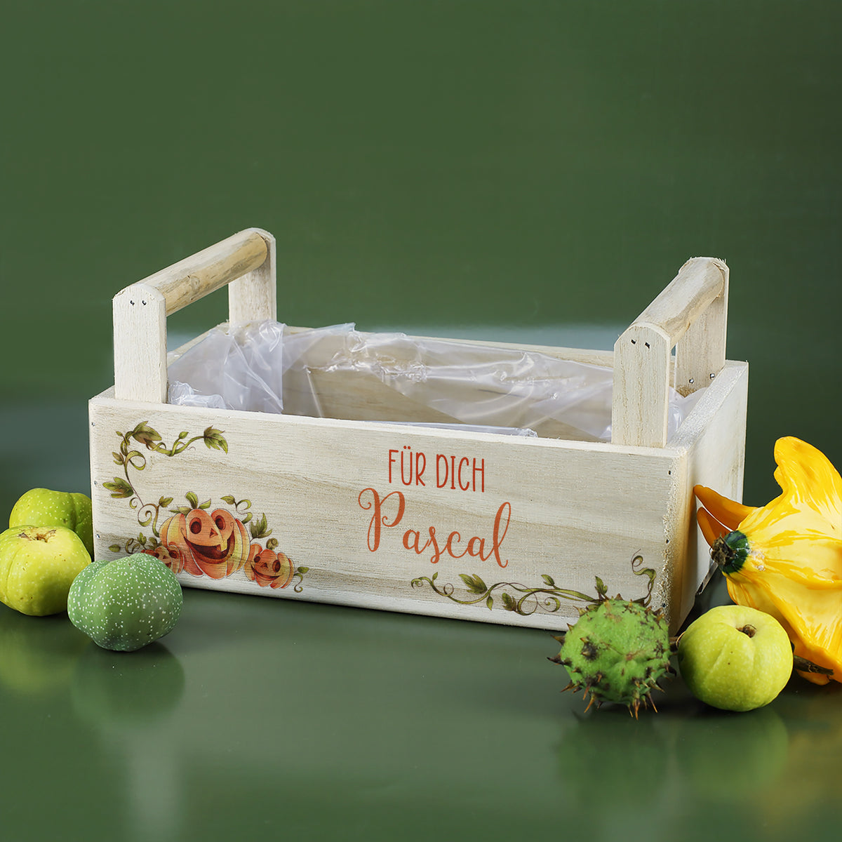 Halloween Geschenkkorb aus Holz mit Name und Wunschtext sowie herbstlichem Kürbis Motiv