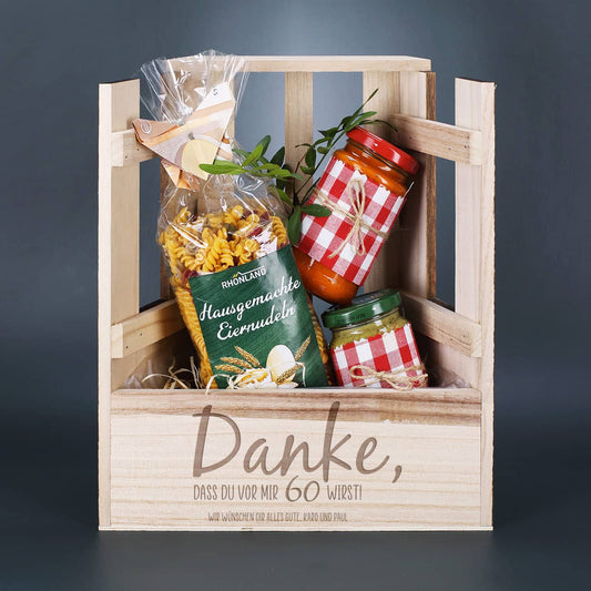 Holzkorb mit personalisierter Gravur und einem Geburtstagsspruch