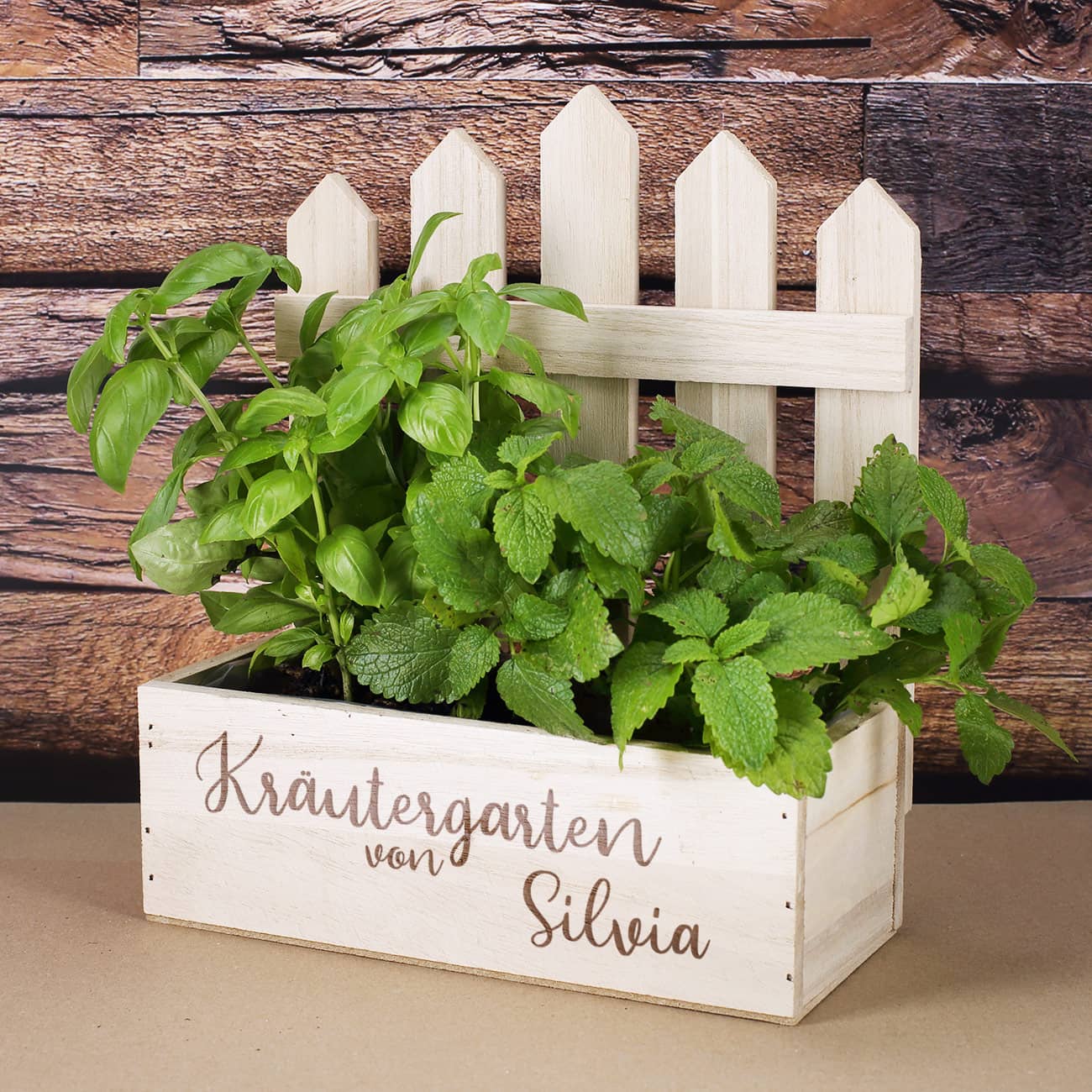 Gravierter Holzkorb als Kräutergarten